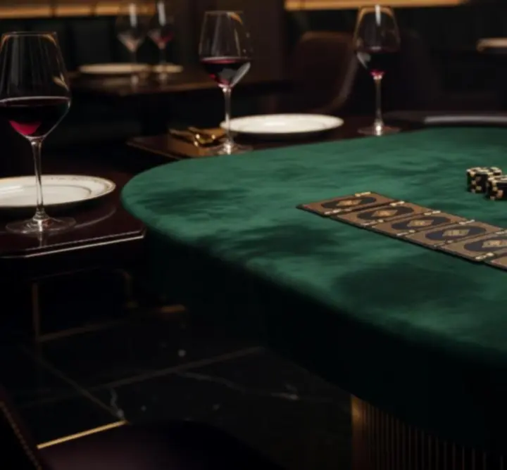 Stylowy stół pokerowy w eleganckiej restauracji w Polsce