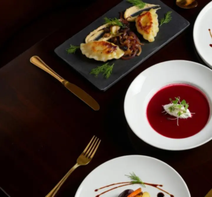 Elegancko serwowane dania restauracyjne na ciemnym tle