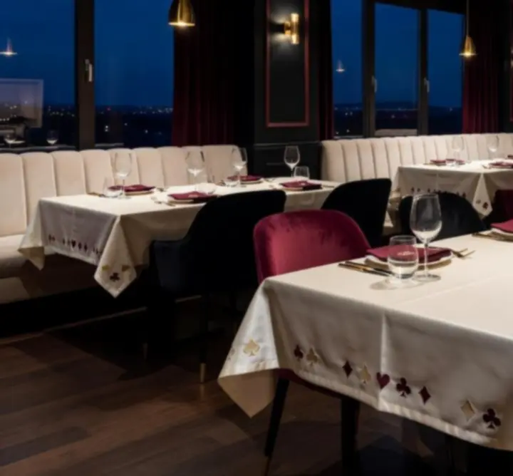 Eleganckie stoliki restauracyjne przygotowane na wieczór z pokerem