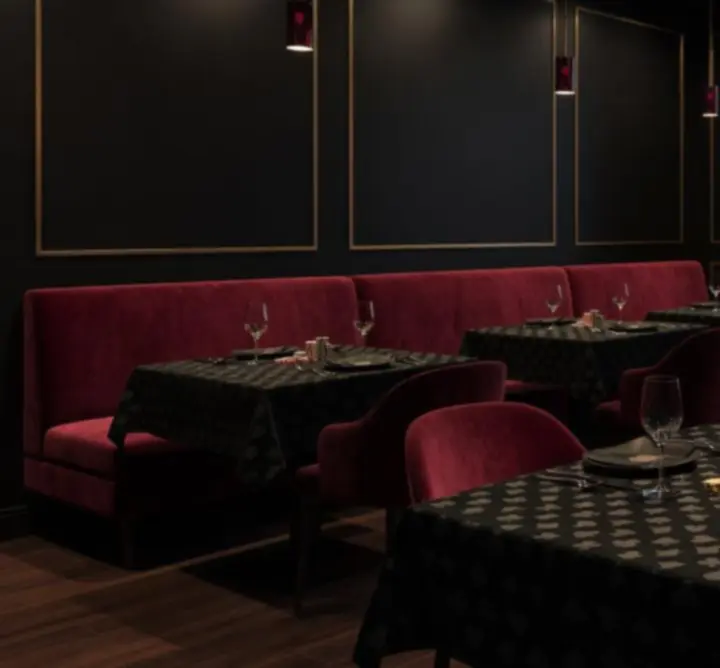 Wnętrze restauracji z burgundowymi fotelami i pokerowym stołem